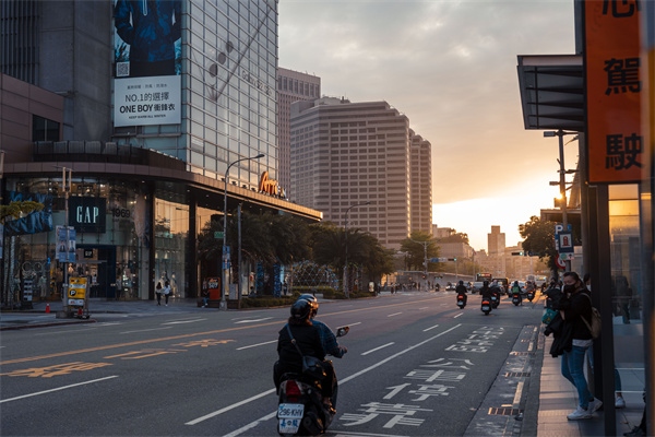 美国经济已现裂痕？华尔街分析师警告：美联储再不降息 崩溃即将到来！